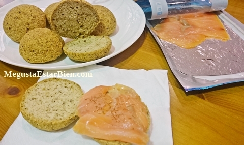 Desayuno sin gluten de mantequilla salmon y eneldo