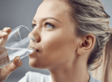 Beber agua durante la comida no es malo