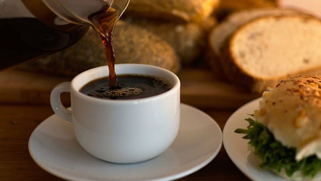 Tomar café o té después de comer