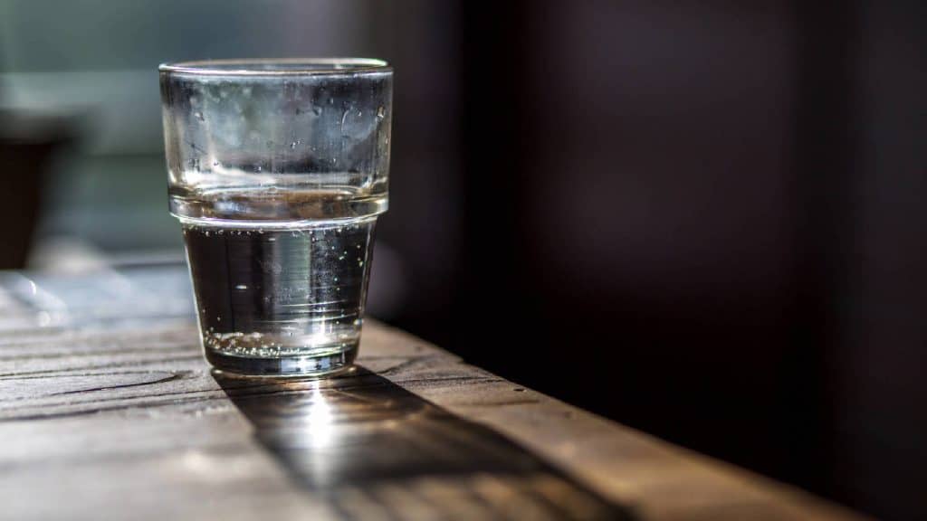 Beber un vaso de agua nada más levantarte