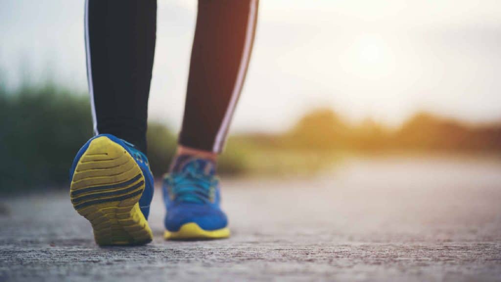 ¿Es bueno caminar en ayunas?