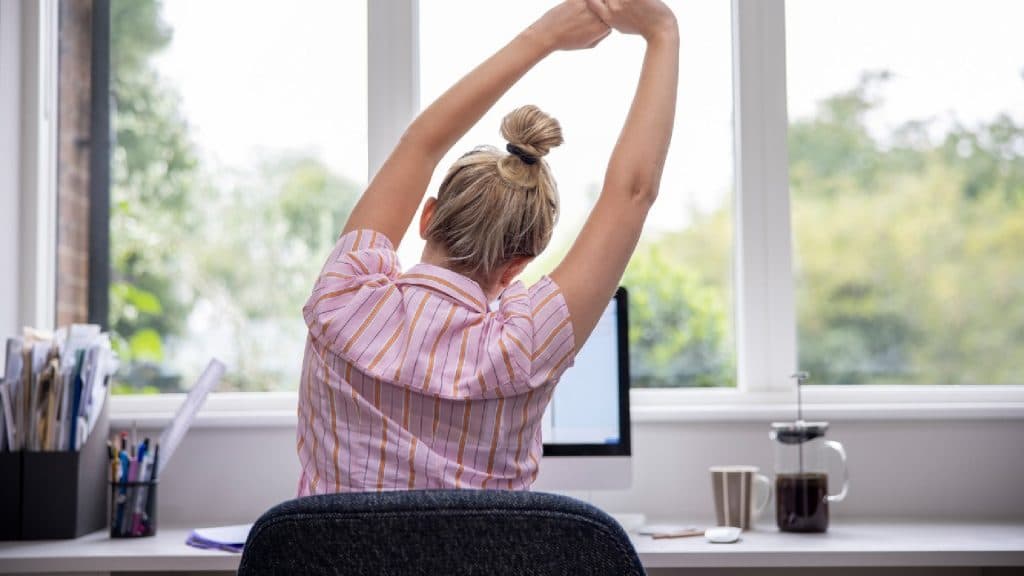 Estiramientos que debes hacer mientras trabajas