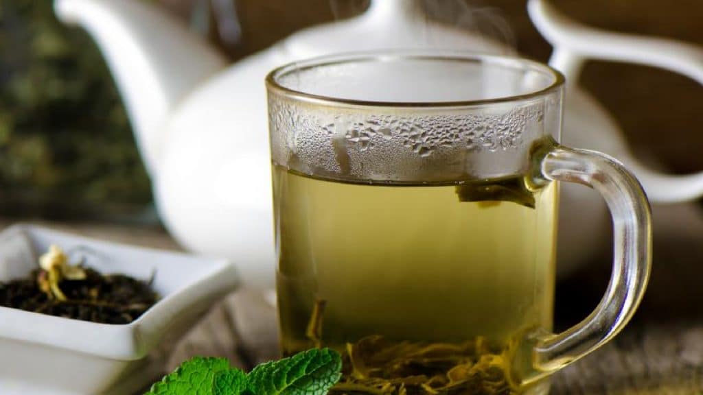 Por qué deberías tomar té verde