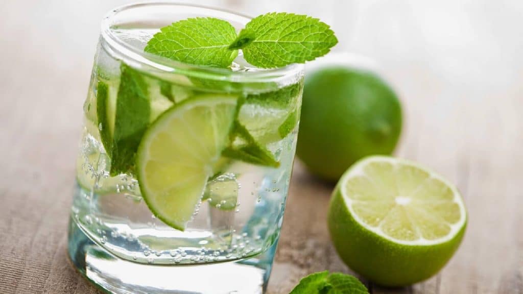 Por qué beber agua con limón