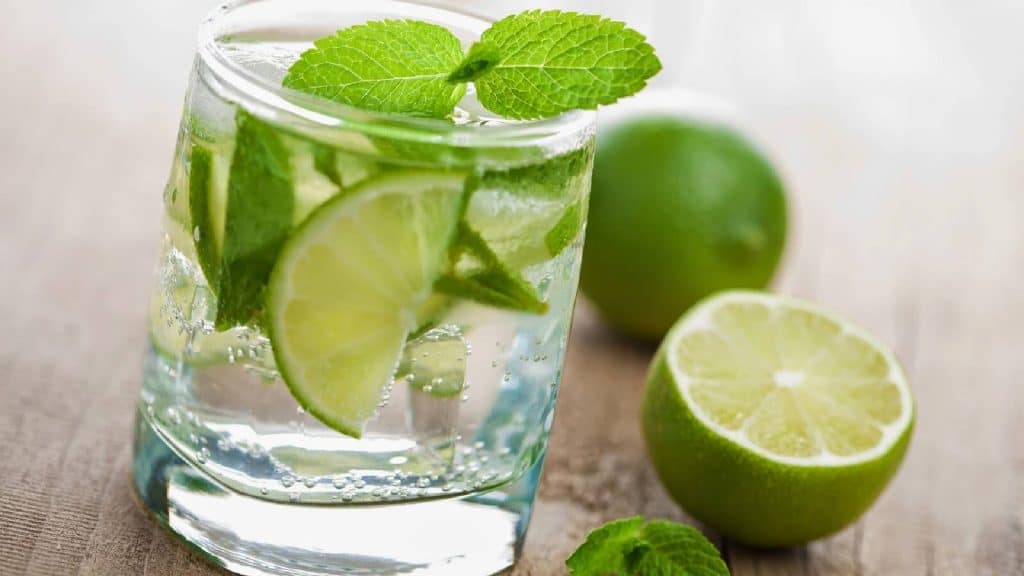 Seis beneficios de tomar agua con limón