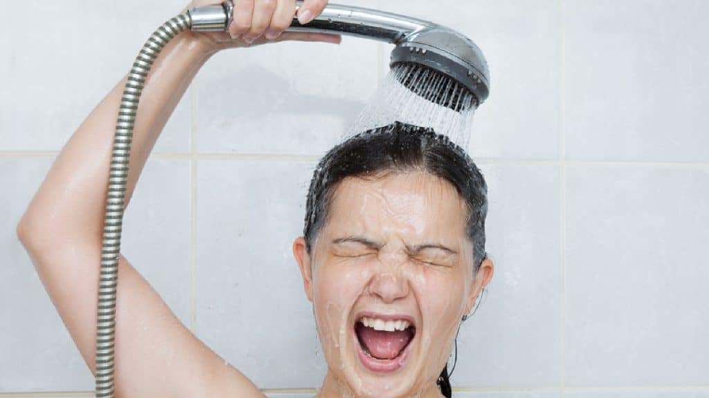 Perjuicios de bañarse con agua muy caliente