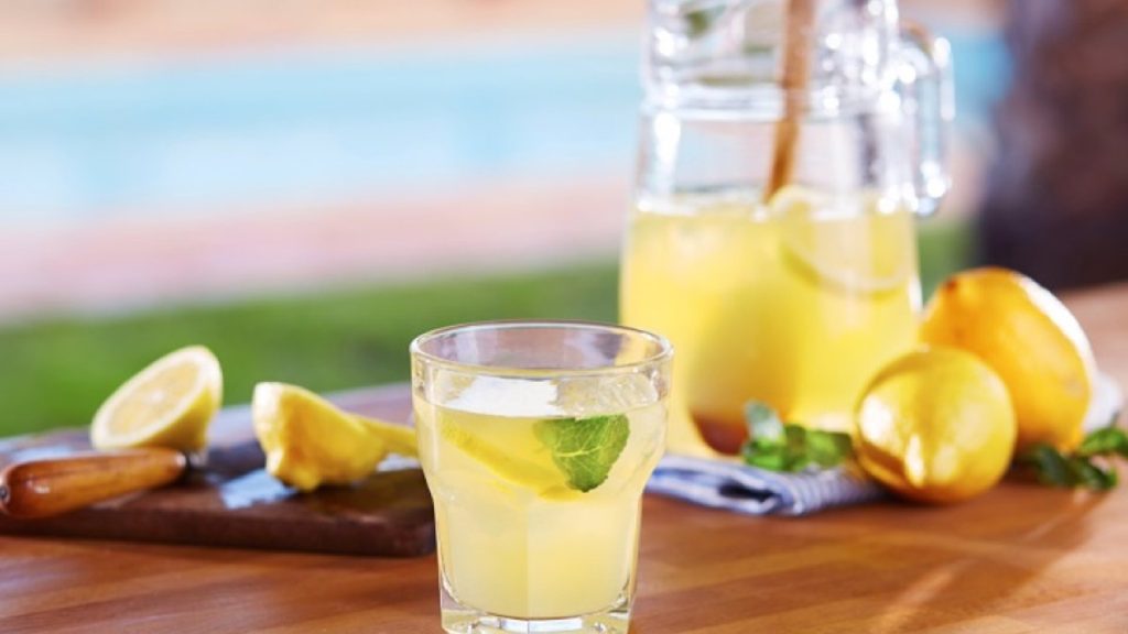 Beber agua con limón