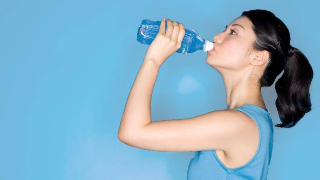 ¿Beber agua ayuda a adelgazar?
