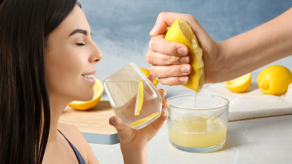 6 beneficios de tomar agua con limón