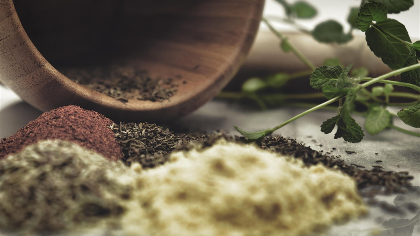 Hierbas aromaticas y especias en un cuenco de madera