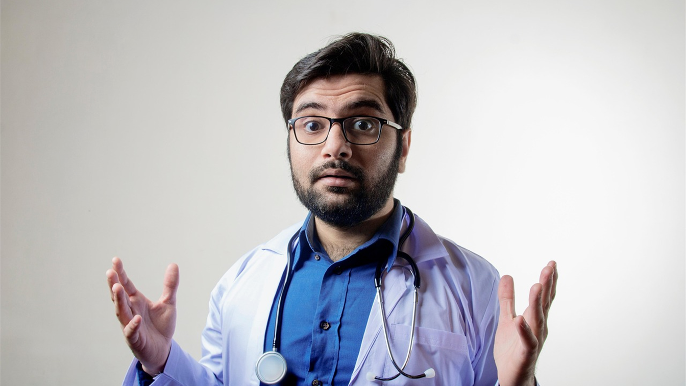Médico explicando consejos de salud