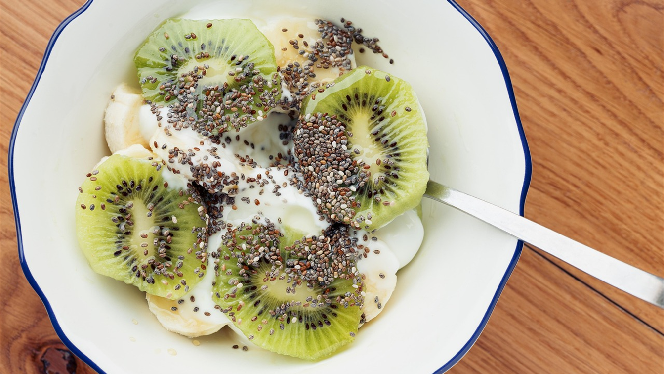 Cuenco de yogur natural con kiwi y semillas de chia